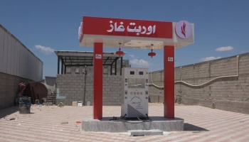 شبوة... تصاعد أزمة الغاز المنزلي بعد إغلاق محطات تعبئة السيارات
