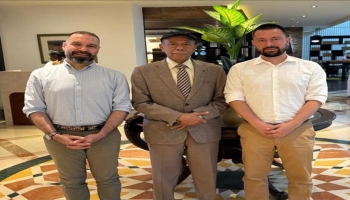 رئيس مجلس شبوة الوطني يلتقي فريق المعهد الأوروبي للسلام في مسقط
