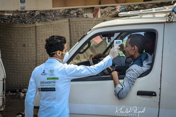 أحد العاملين الصحيين في اليمن أثناء عملة في جهاز كشف كورونا