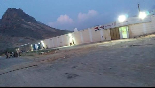 مواطنون يغلقون مصنعاً يديره المندوب الإماراتي في سقطرى