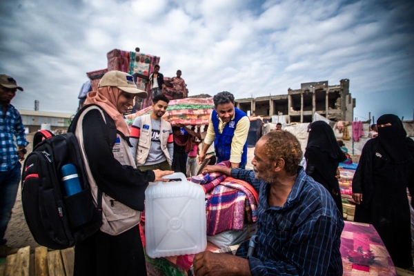 "المنظمة الدولية للهجرة" توزع مساعدات إغاثية على 10 آلاف نازح باليمن