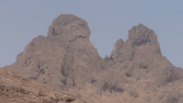 جبل الشيبة والعجوز المطل على مدينة "قشن" التاريخية