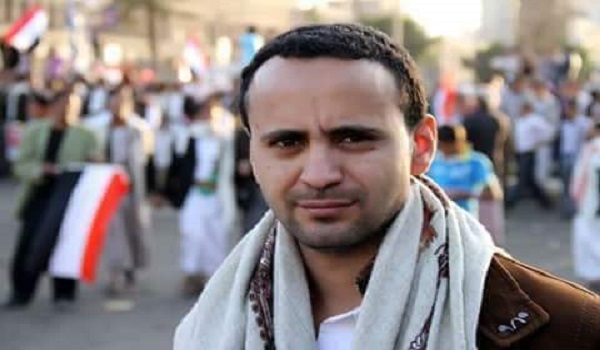 شقيق الصحفي المختطف عبدالخالق عمران يناشد الحوثيين بسرعة الإفراج عن أخيه بعد وفاة والده