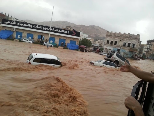 تسببت السيول في نزوح مئات الأسر ب "اليمن"