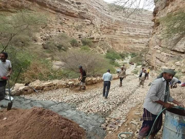 جانب من عمليات إصلاح لجنة الأهالي للطريق المذكور