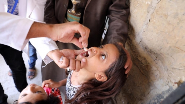 طفل يتلقى التطعيم ضد الكوليرا في اليمن_ارشيف