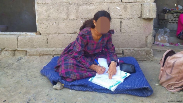 الطفلة هند ع. تلعب وتذاكر دروسها على سطح دارها