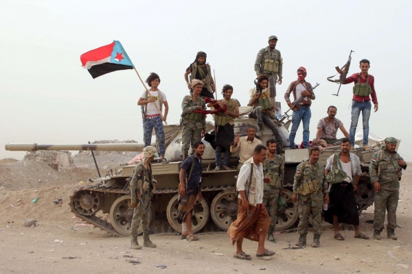 مسلحو الانتقالي يعتلون دبابة عقب الانقلاب في عدن