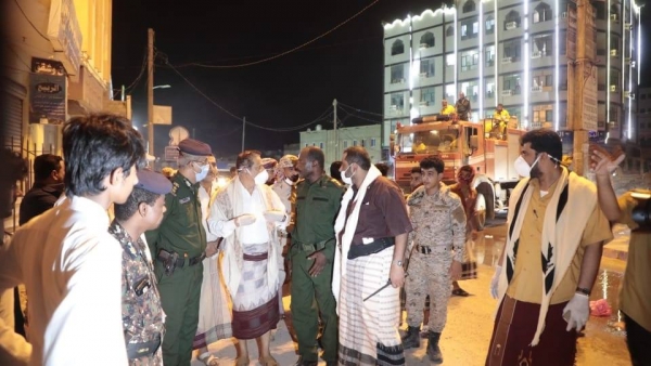 محافظ المهرة محمد علي ياسر خلال تفقده شوارع الغيضة