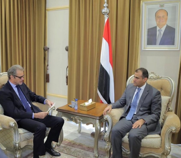 وزير الخارجية محمد الحضرمي مع السفير الفرنسي لدى اليمن كريستيان تيستو- إرشيف