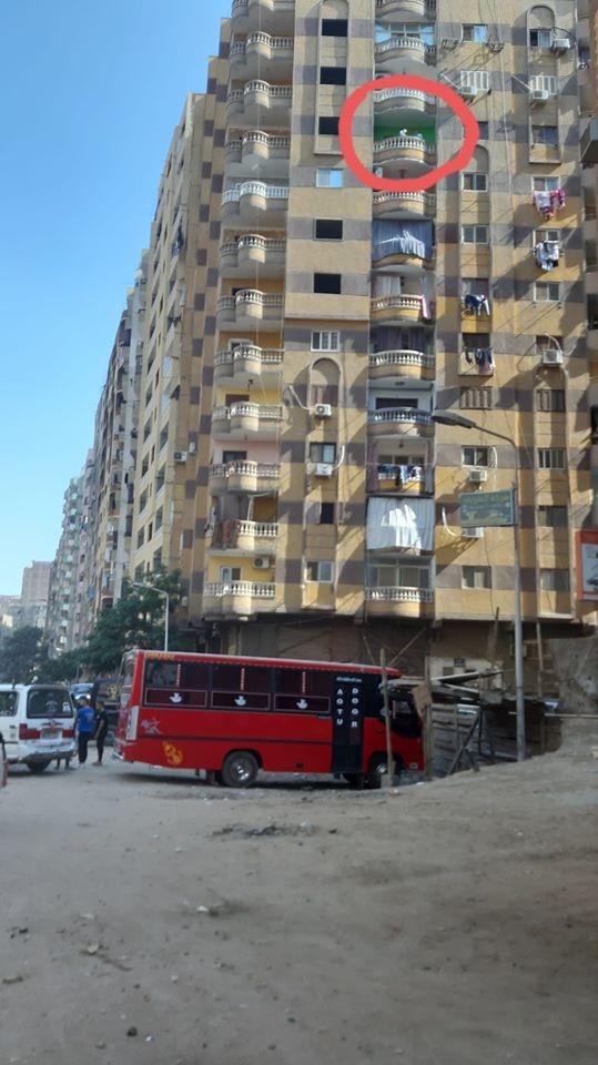 صورة متداولة للمبنى الذي انتحر منه المواطن اليمني