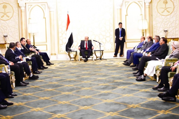الرئيس هادي خلال لقاءه مع مستشاريه وأعضاء من البرلمان والحكومة في الرياض
