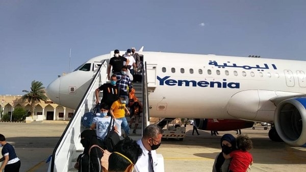 الحكومة اليمنية تلغي شرط فحص "كورونا" لتسهيل عودة العالقين في الخارج