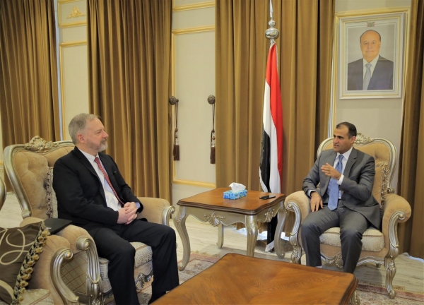 وزير الخارجية محمد الحضرمي خلال لقاءه السفير الأمريكي في اليمن