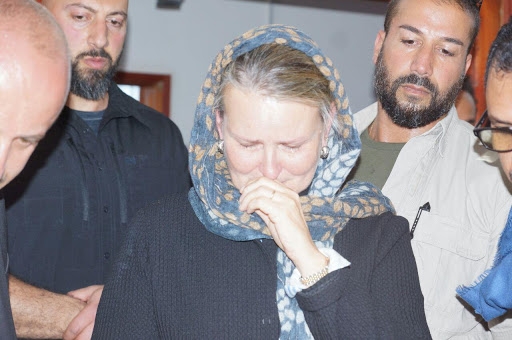 ليز غراندي في زيارتها لضحايا هجوم على حافلة أطفال بصعدة - إرشيف