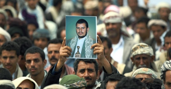 حوثيون يرفعون صورة زعيمهم عبدالملك الحوثي