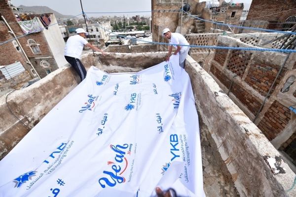 شباب يبادرون لإنقاذ عدد من المنازل في مدينة صنعاء القديمة