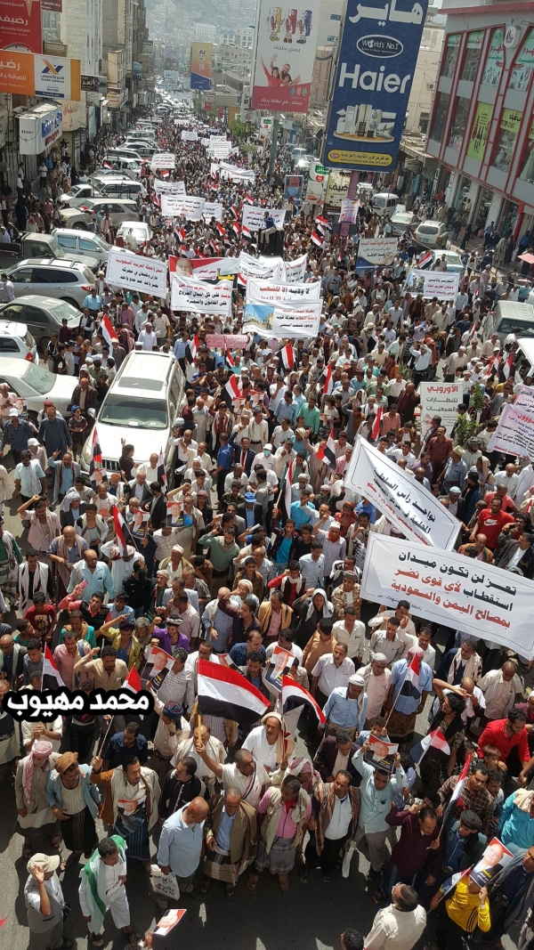 مسيرة حاشدة في تعز تطالب بفرض الأمن وضبط المسلحين الخارجين عن القانون