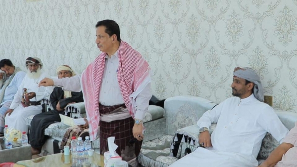 محافظ المهرة محمد علي ياسر خلال لقاءه شيوخ وأعيان الغيضة