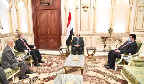 الرئيس هادي أثناء استقباله للسفير الأمريكي لدى اليمن
