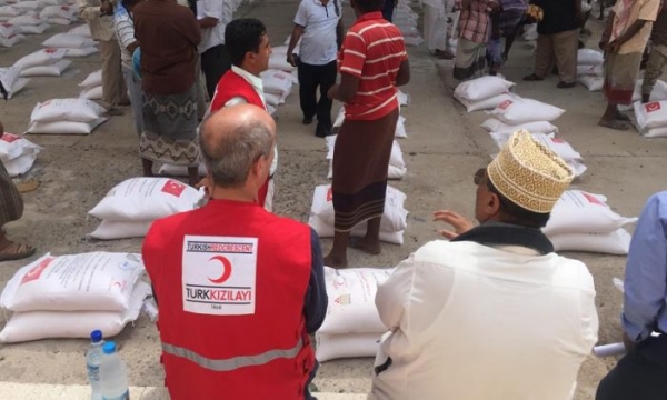 جمعية تركية توزع 164 سلة غذائية على الأسر النازحة في عدن