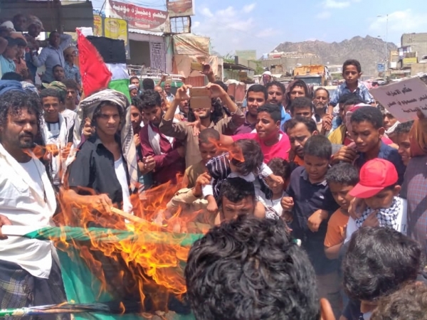 احرق المتظاهرون اعلام السعودية والإمارات والاحتلال الإسرائيلي