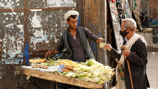 دراسة تكشف عن انخفاض دخل اليمنيين بمقدار النصف خلال أزمة كورونا
