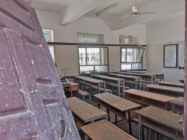 جانب من الأضرار التي لحقت بإحدى المدارس في مأرب نتيجة صاروخ أطلقه الحوثيون