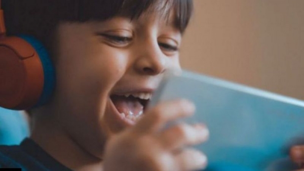 كيف تؤثر الأجهزة الإلكترونية الحديثة المزودة بالشاشات على أطفالنا؟