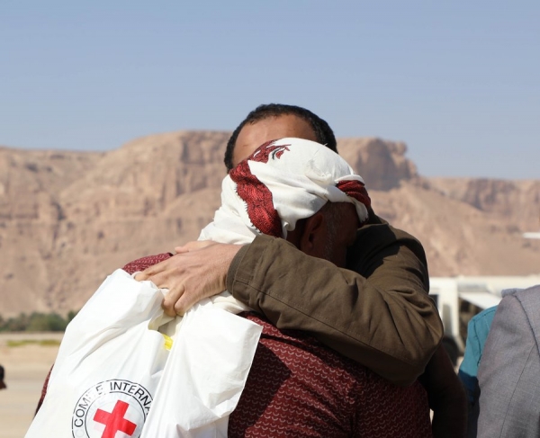 معتقل يعانق والده خلال عملية تبادل الأسرى