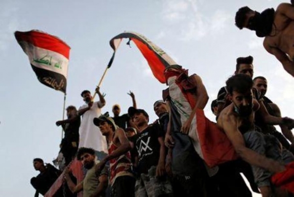 محتجون عراقيون خلال مظاهرة في بغداد يوم الاحد - رويترز