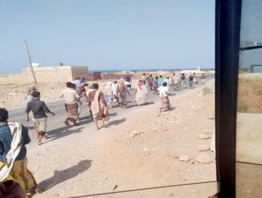 مواطنون في سقطرى يضطرون للمشي على الأقدام بسبب انعدام الوقود