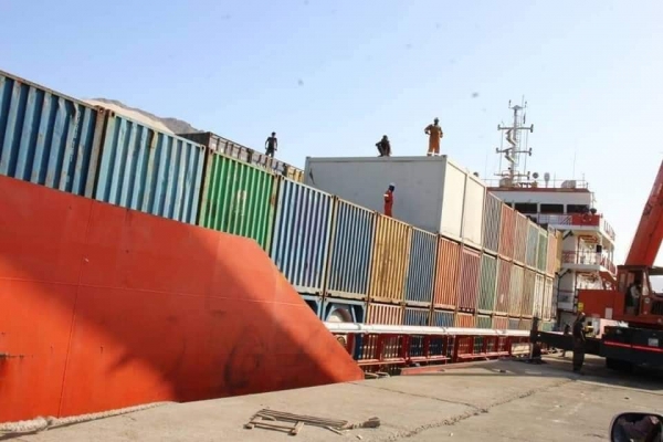 السفينة الإماراتية "دسترا" في ميناء سقطرى