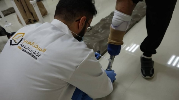 تركيب الأطراف الصناعية لجرحى تعز في سلطنة عمان