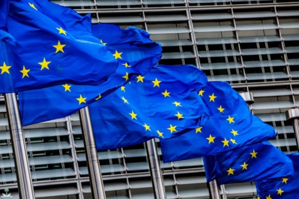 أعلام الاتحاد الأوروبي أمام مقره الرئيس
