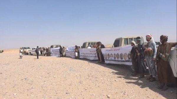 جانب من اعتصامات قبائل مرخة أمام معسكر العلم الذي تحتله الإمارات