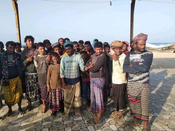 الحوثيون يتهمون التحالف باحتجاز 18 صيادا