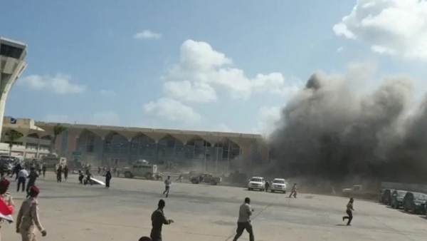 لحظة استهداف مطار عدن الدولي أثناء وصول الحكومة