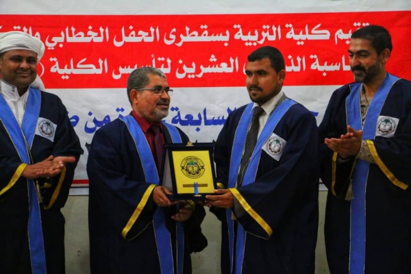 رئيس جامعة حضرموت يطالب الحكومة بتوفير مبنى خاص بكلية التربية في سقطرى