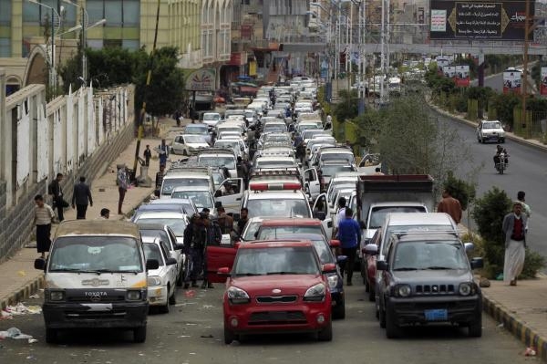 تشهد صنعاء وعدة محافظات أخرى أزمة خانقة في المشتقات النفطية