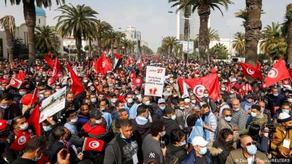 الآلاف من أنصار حركة النهضة يحتشدون في شوارع العاصمة تونس