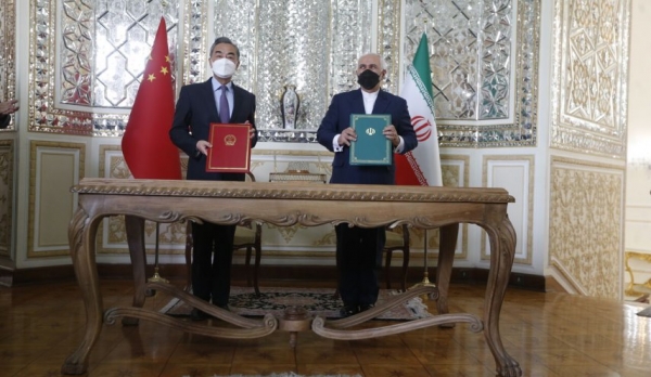 وزيرا خارجية الصين وإيران خلال مراسيم التوقيع