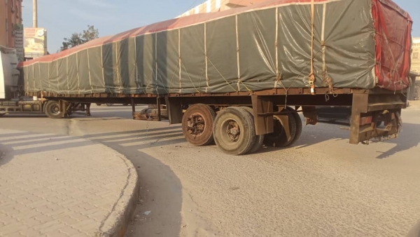 المهرة..مواطنون يطالبون بمنع مرور شاحنات النقل الثقيل تجنباً للازدحام المروري