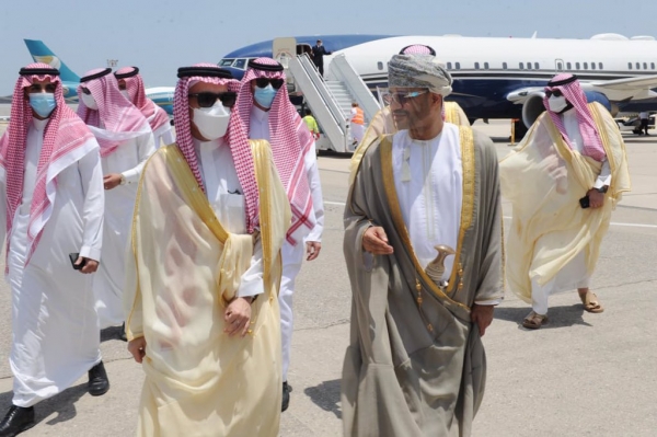 وزير الخارجية السعودي ونظيره العماني في مطار مسقط