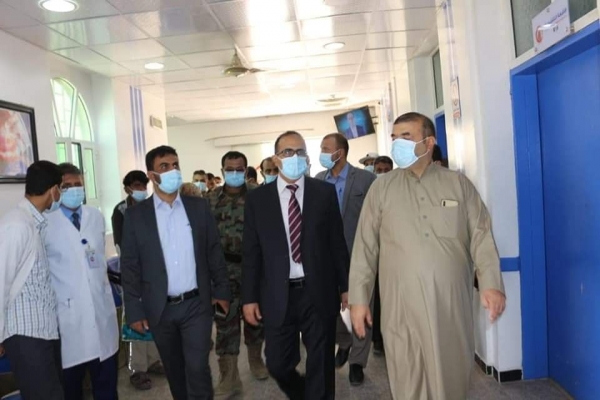 وزير الصحة خلال زيارته لمستشفى كرئ العام بمأرب