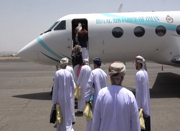 الوفد العماني لدى مغادرته مطار صنعاء بعد لقاءاته مع مسؤولين حوثيين