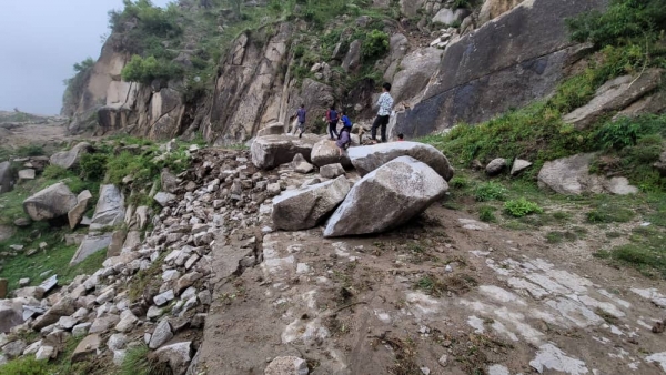 أدت الانهيارات الصخرية لقطع الطرقات