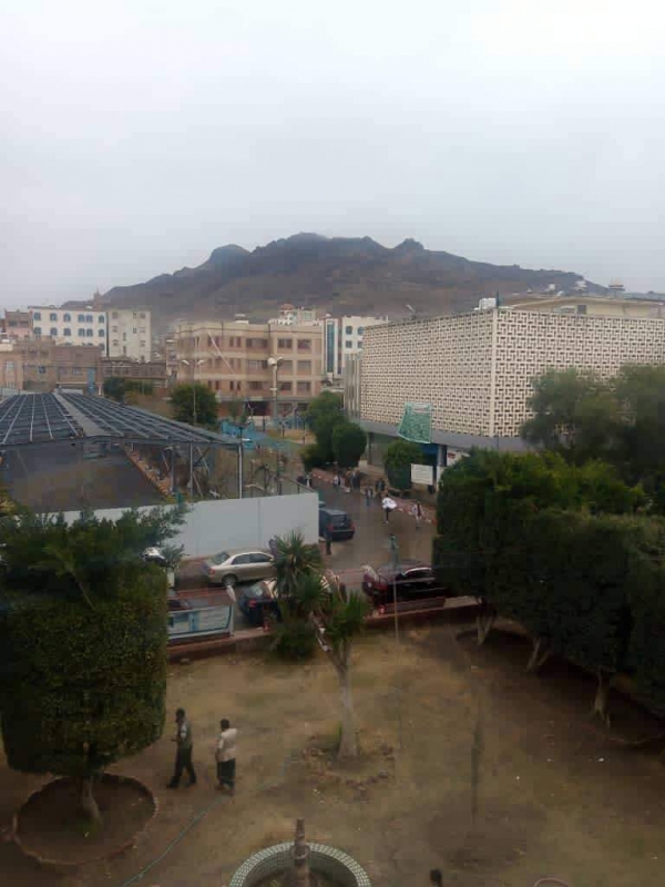 أمطار غزيرة توقف العمل في عدد من أقسام مستشفى الثورة بصنعاء