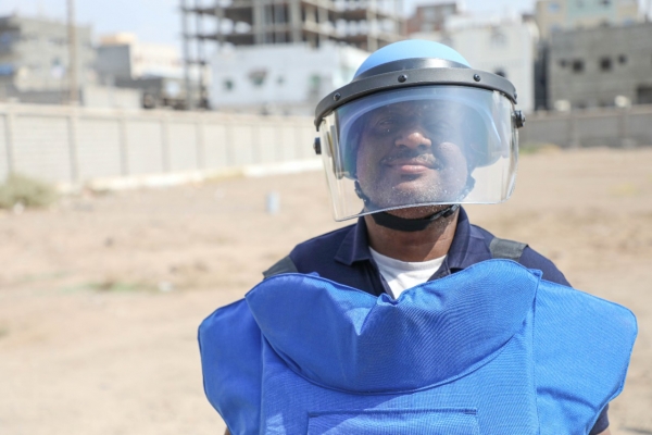 برنامج أممي يقدم معدات وقاية وسلامة مهنية لفرق مكافحة الألغام في عدن