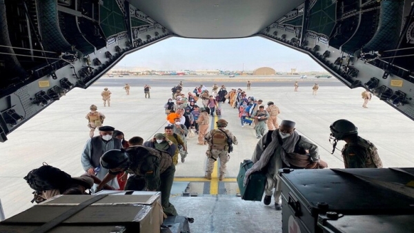 إجلاء من مطار كابل